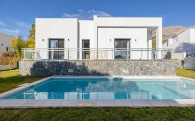 Beautiful modern villa on one level.